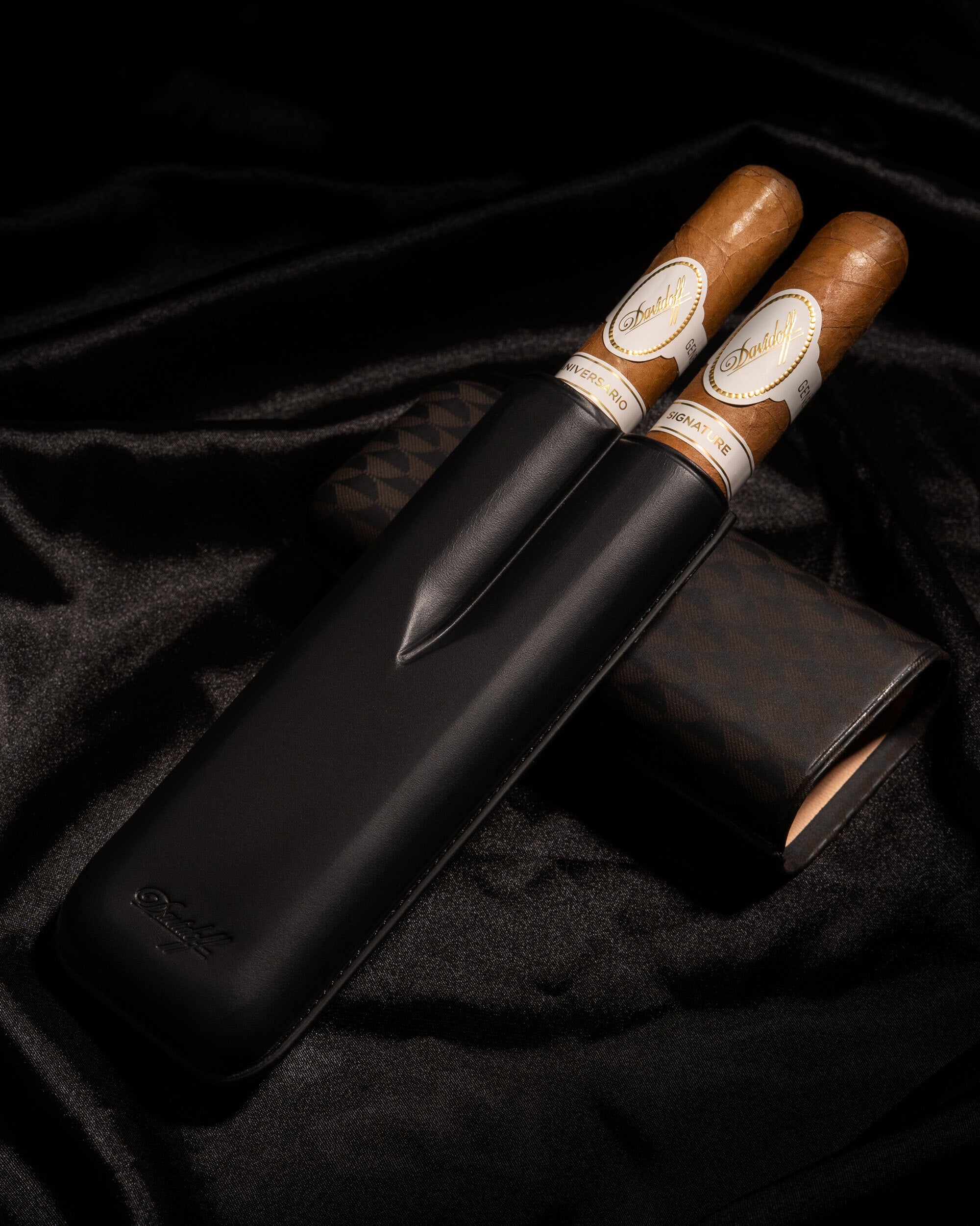 Davidoff Cigar Case Curing (XL-2 / Black Leather) + 2 Cigars