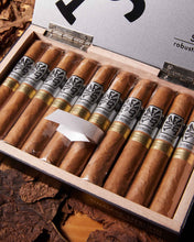 
                      
                        Load image into Gallery viewer, Ferio Tego Timeless Sterling Robusto
                      
                    