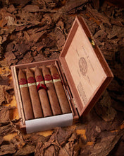 
                      
                        Load image into Gallery viewer, Padrón Family Reserve 44 Natural
                      
                    