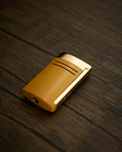 
                      
                        이미지를 갤러리 뷰어에 로드 , S.T. Dupont Maxijet Lighter (Golden)
                      
                    