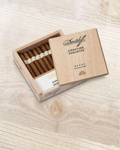 
                      
                        Load image into Gallery viewer, Davidoff Signature Exquisitos
                      
                    