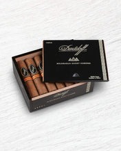 
                      
                        Load image into Gallery viewer, Davidoff Nicaragua Short Corona
                      
                    