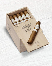 
                      
                        Load image into Gallery viewer, Davidoff Grand Cru Robusto
                      
                    