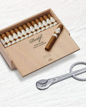 
                      
                        Load image into Gallery viewer, Davidoff Signature Petit Corona
                      
                    