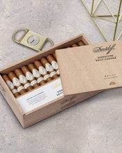 
                      
                        Load image into Gallery viewer, Davidoff Signature Petit Corona
                      
                    