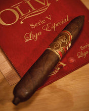 
                      
                        Load image into Gallery viewer, Oliva Serie V Special Figurado
                      
                    