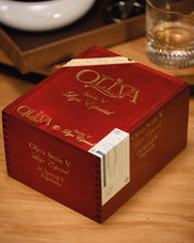 
                      
                        Load image into Gallery viewer, Oliva Serie V Special Figurado
                      
                    