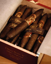 
                      
                        Load image into Gallery viewer, Oliva Serie V Special Figurado
                      
                    