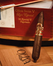 
                      
                        Load image into Gallery viewer, Oliva Serie V Special Figurado
                      
                    