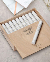 
                      
                        Load image into Gallery viewer, Davidoff Signature No. 2 (Tubos)
                      
                    