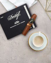 
                      
                        Load image into Gallery viewer, Davidoff Nicaragua Short Corona
                      
                    