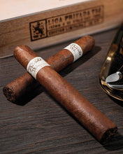 
                      
                        Load image into Gallery viewer, Drew Estate Liga Privada T52 Toro
                      
                    