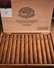 
                      
                        Load image into Gallery viewer, Padron 4000 Natural
                      
                    