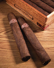 
                      
                        Load image into Gallery viewer, Padron 7000 Maduro
                      
                    