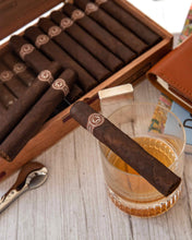 
                      
                        Load image into Gallery viewer, Padron 2000 Maduro
                      
                    