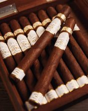 
                      
                        Load image into Gallery viewer, Plasencia Reserva Original Churchill
                      
                    