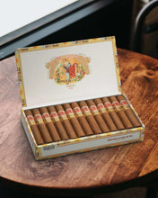 
                      
                        Load image into Gallery viewer, Romeo y Julieta Short Churchills
                      
                    