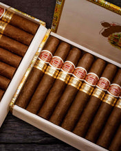 
                      
                        Load image into Gallery viewer, Romeo y Julieta Short Churchills
                      
                    